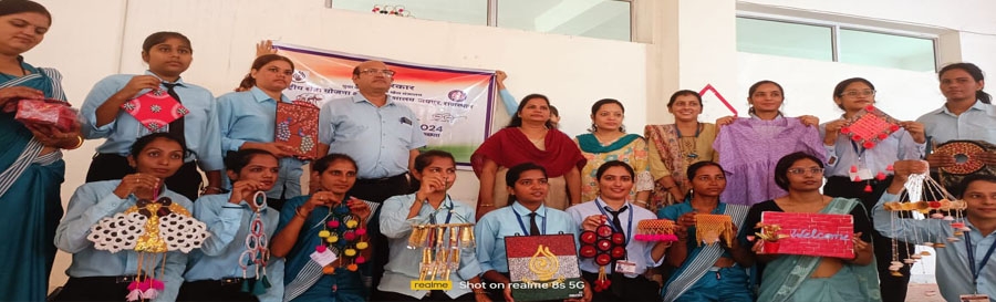 स्वच्छता पखवाड़े के अंतर्गत छात्राओं ने बनाई अनुपयोगी सामान से उपयोगी सामग्री